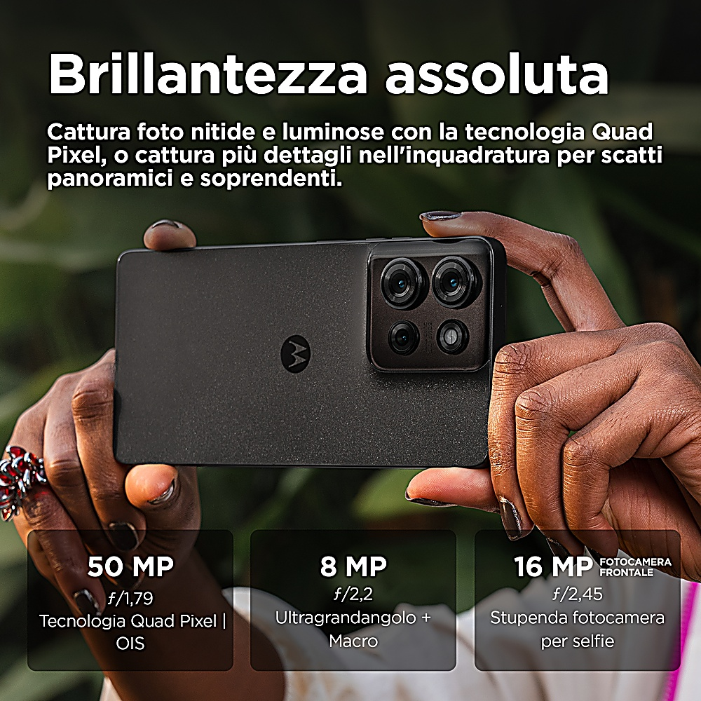 L'immagine mostra un telefono tenuto in mano. Il testo sullo schermo descrive le funzioni e le specifiche della fotocamera.