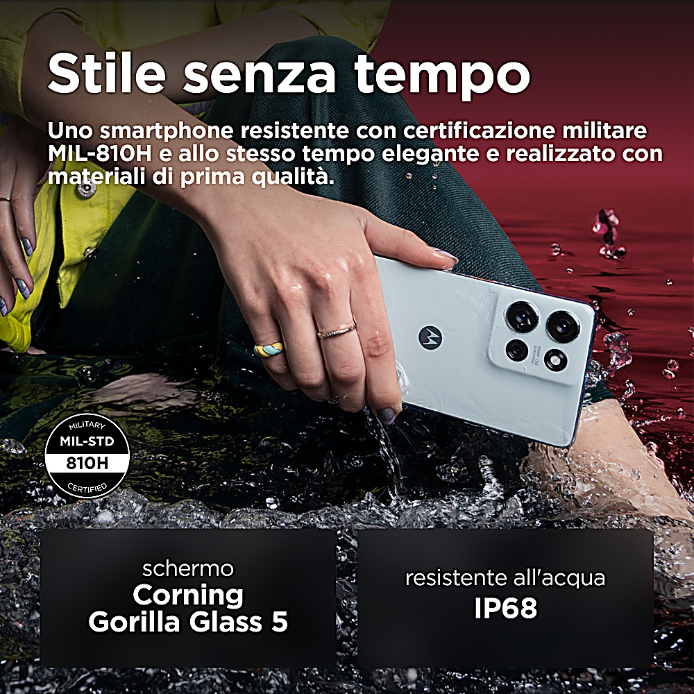 Smartphone im Wasser, Texte, Logo und Zertifizierung, betont Haltbarkeit.