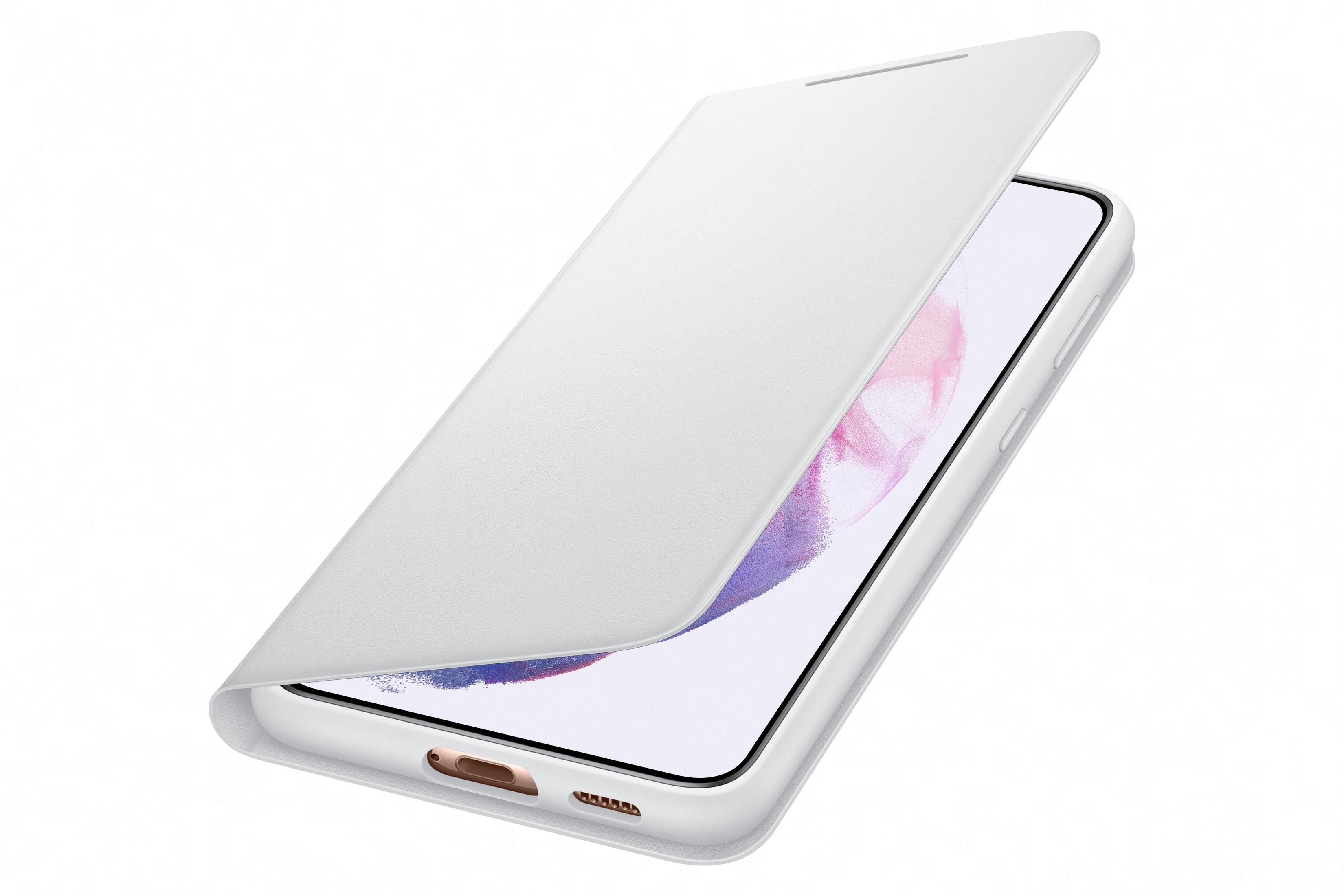 Un téléphone blanc avec un étui rabattable blanc partiellement ouvert, sur fond blanc.