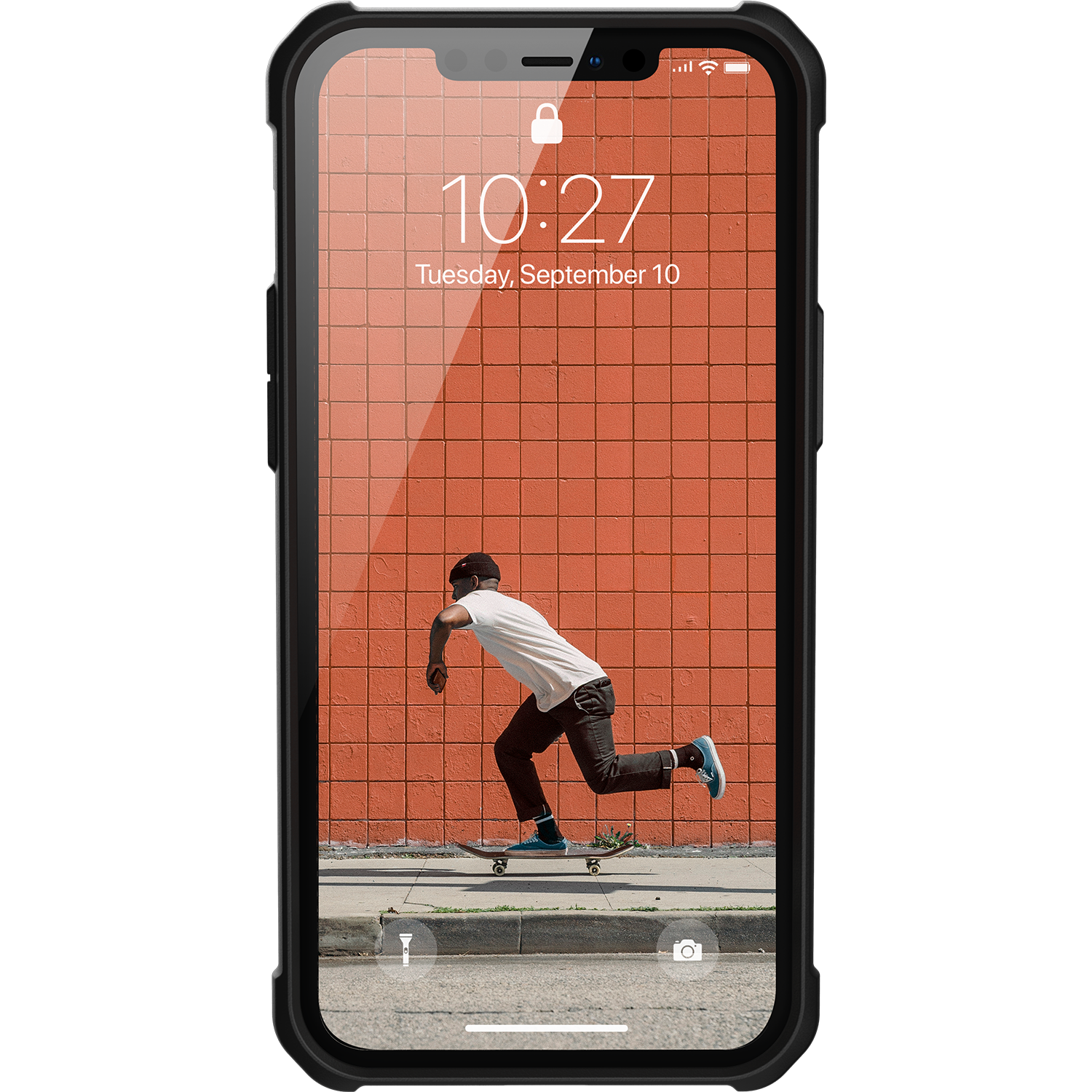Telefono nero con schermo che mostra uno skater e l'ora.
