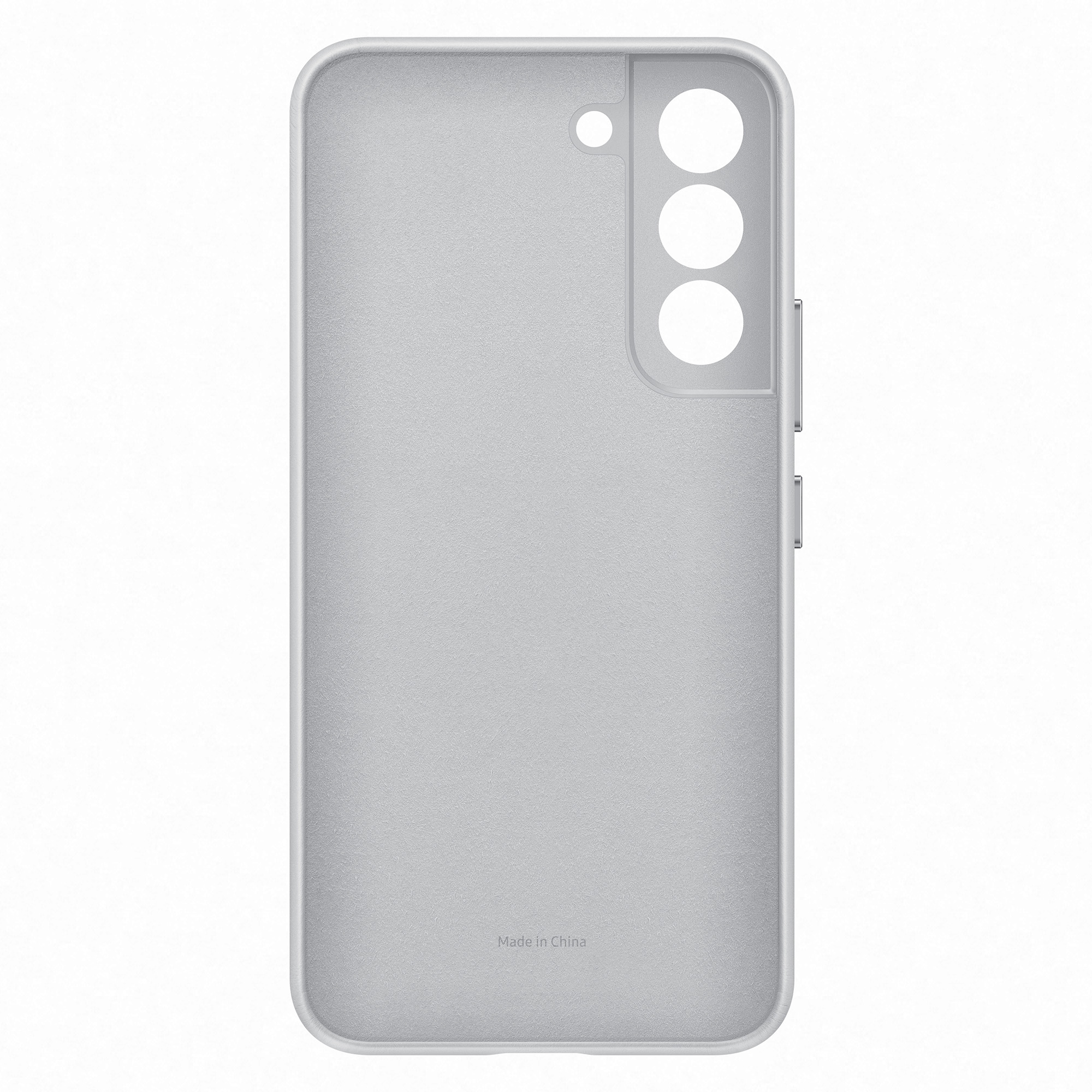 Una funda gris para teléfono con tres recortes para la cámara y una etiqueta 'Made in China' en la parte inferior.