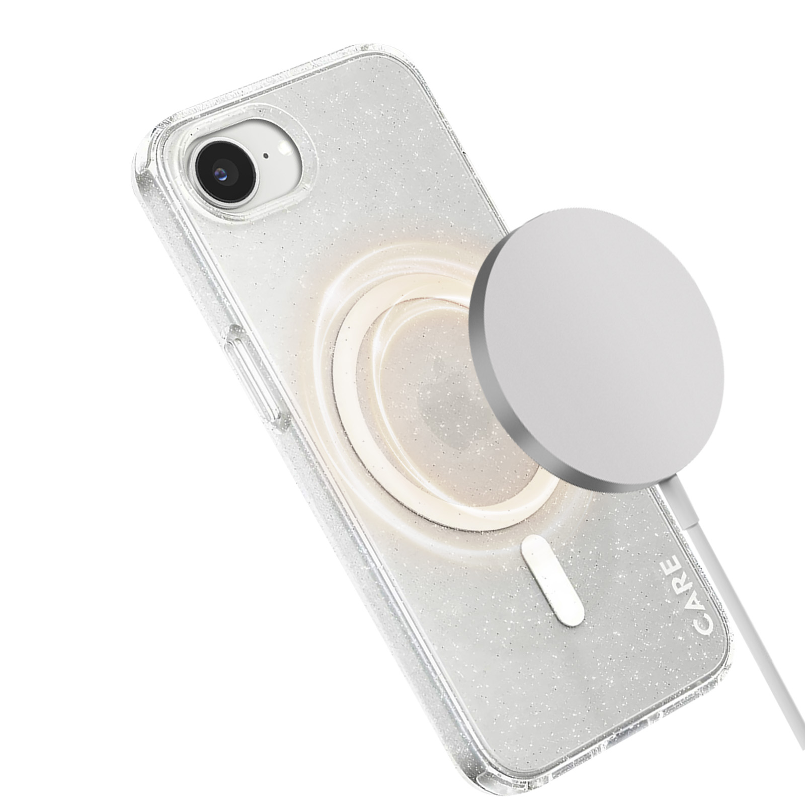 iPhone avec une coque transparente et un chargeur MagSafe blanc attaché. Le téléphone est face vers le haut.