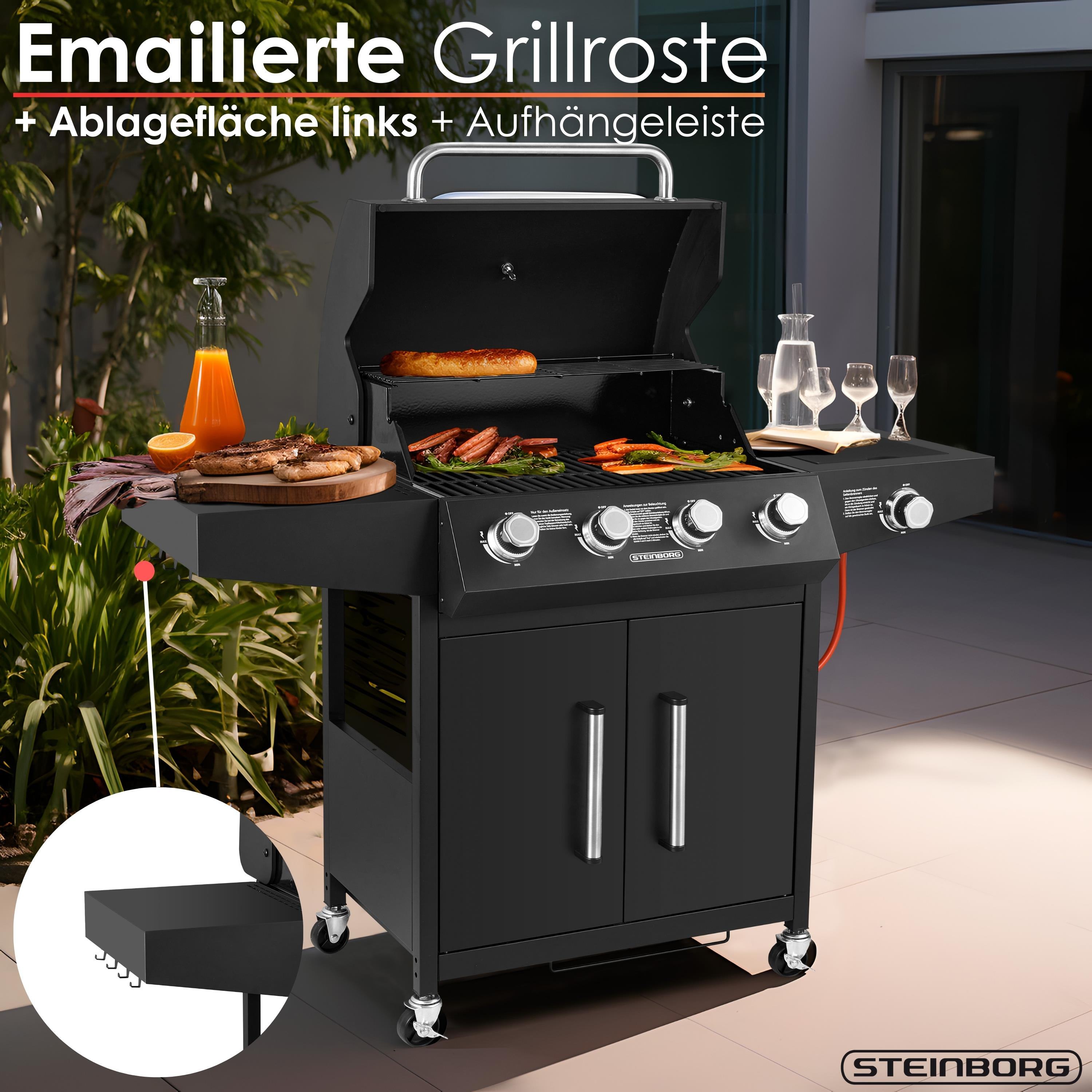 Schwarzer Grill mit Zubehör. Ein Grill rechts mit Wurst und Gemüse. Ein Beistelltisch rechts.