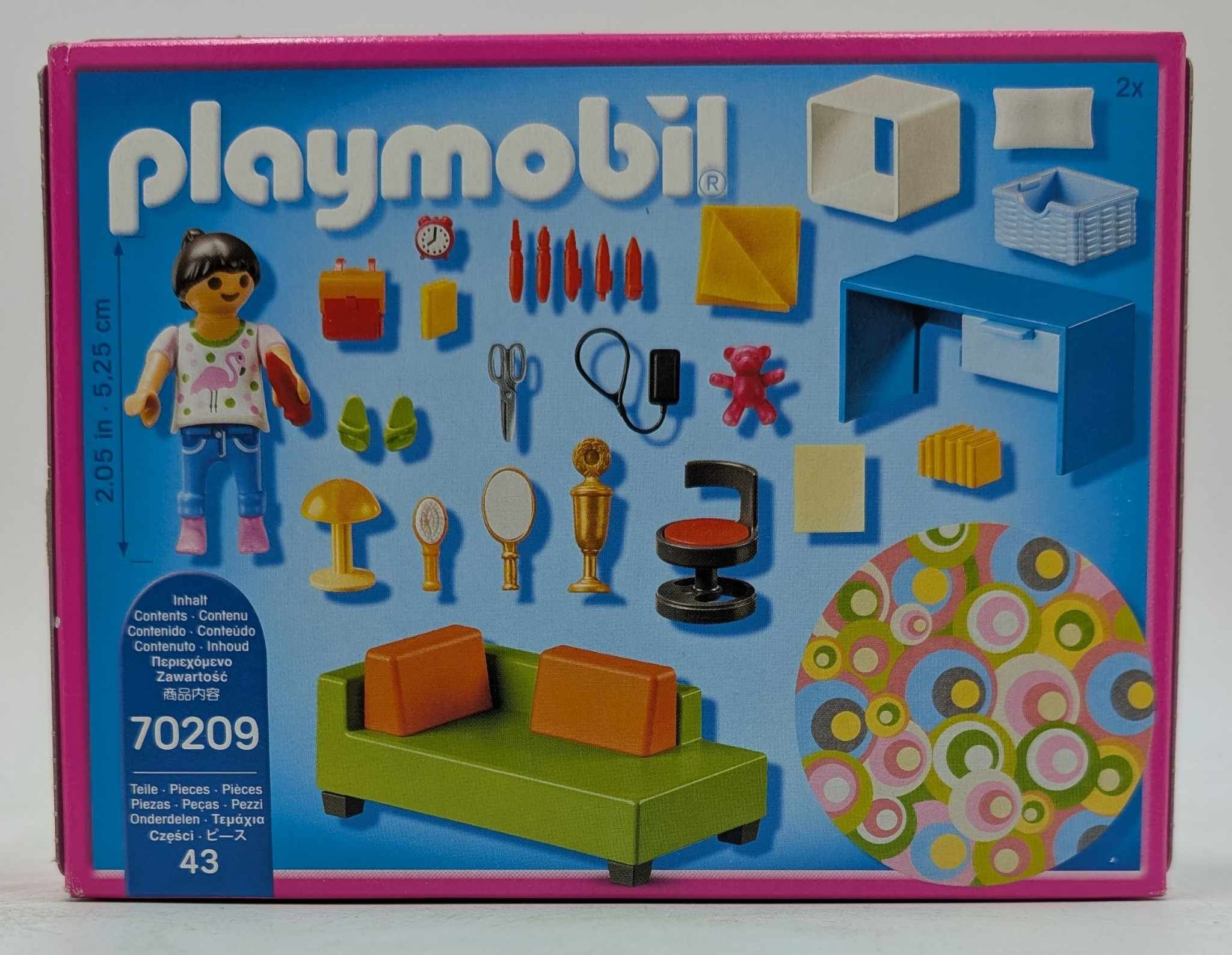 Pudełko Playmobil z różnymi miniaturowymi meblami. Zawiera figurkę dziewczynki, sofę, biurko, lustro i inne akcesoria.