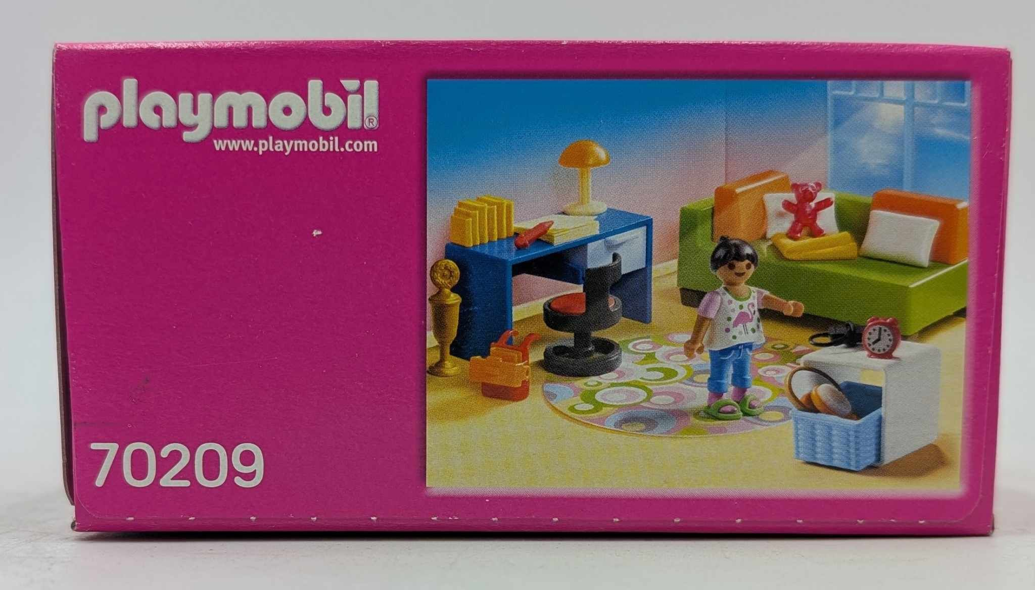 Pudełko Playmobil z figurką dziecka, biurkiem, sofą i akcesoriami. Zawiera lalkę, zegar i elementy dekoracyjne.