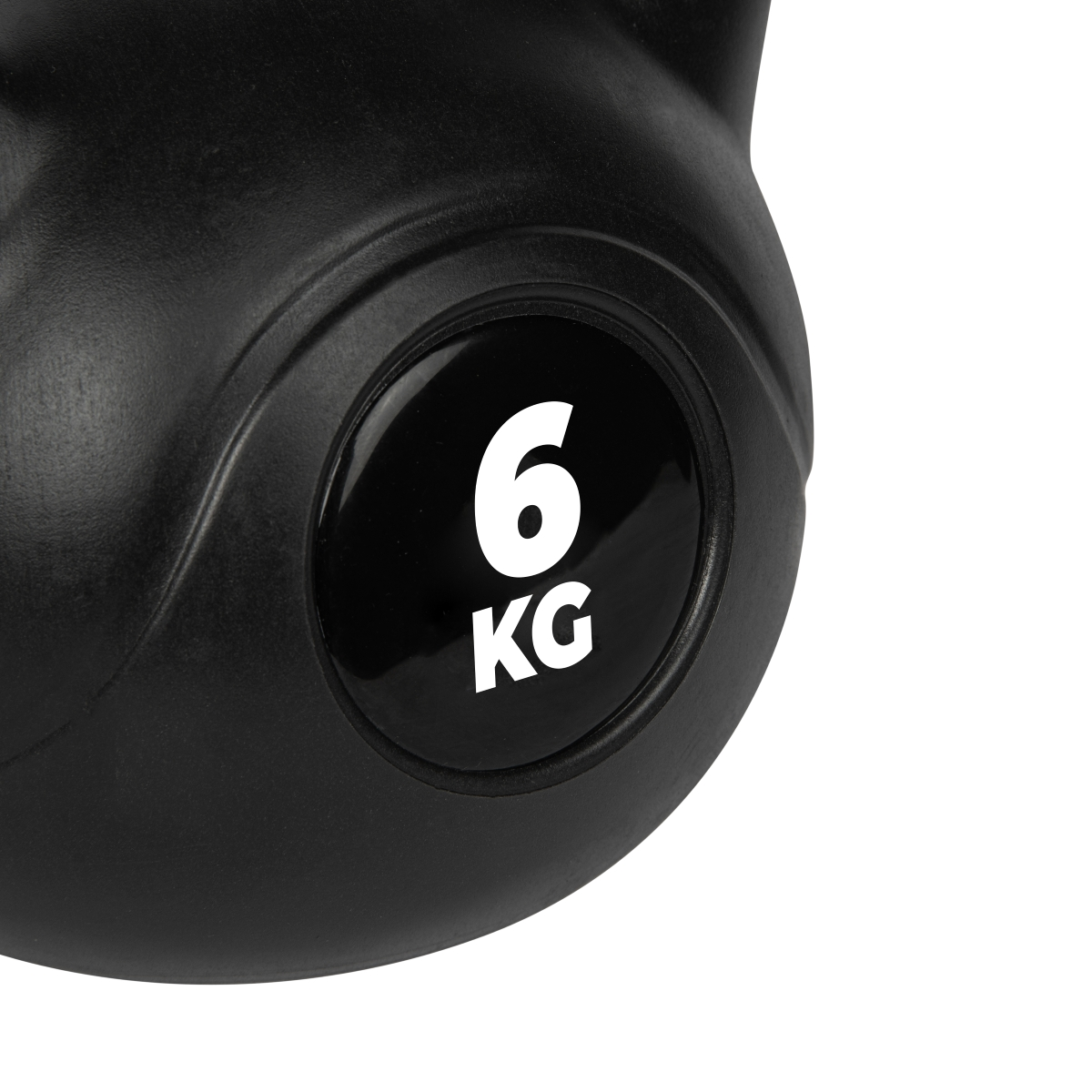Nahaufnahme einer schwarzen Kettlebell. Zeigt die Zahl 6 und KG in Weiß. Der Hintergrund ist weiß.