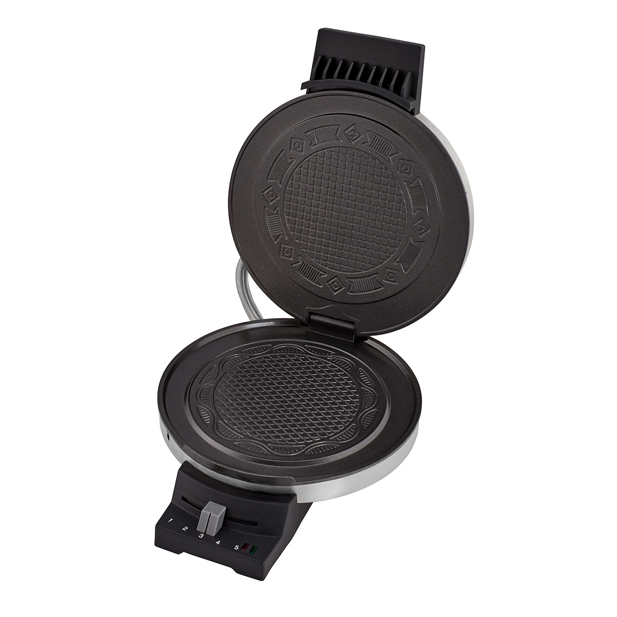 Ein offenes Waffeleisen, das die gemusterten Innenplatten zeigt. Das Eisen ist silber und schwarz mit einem Drehregler.