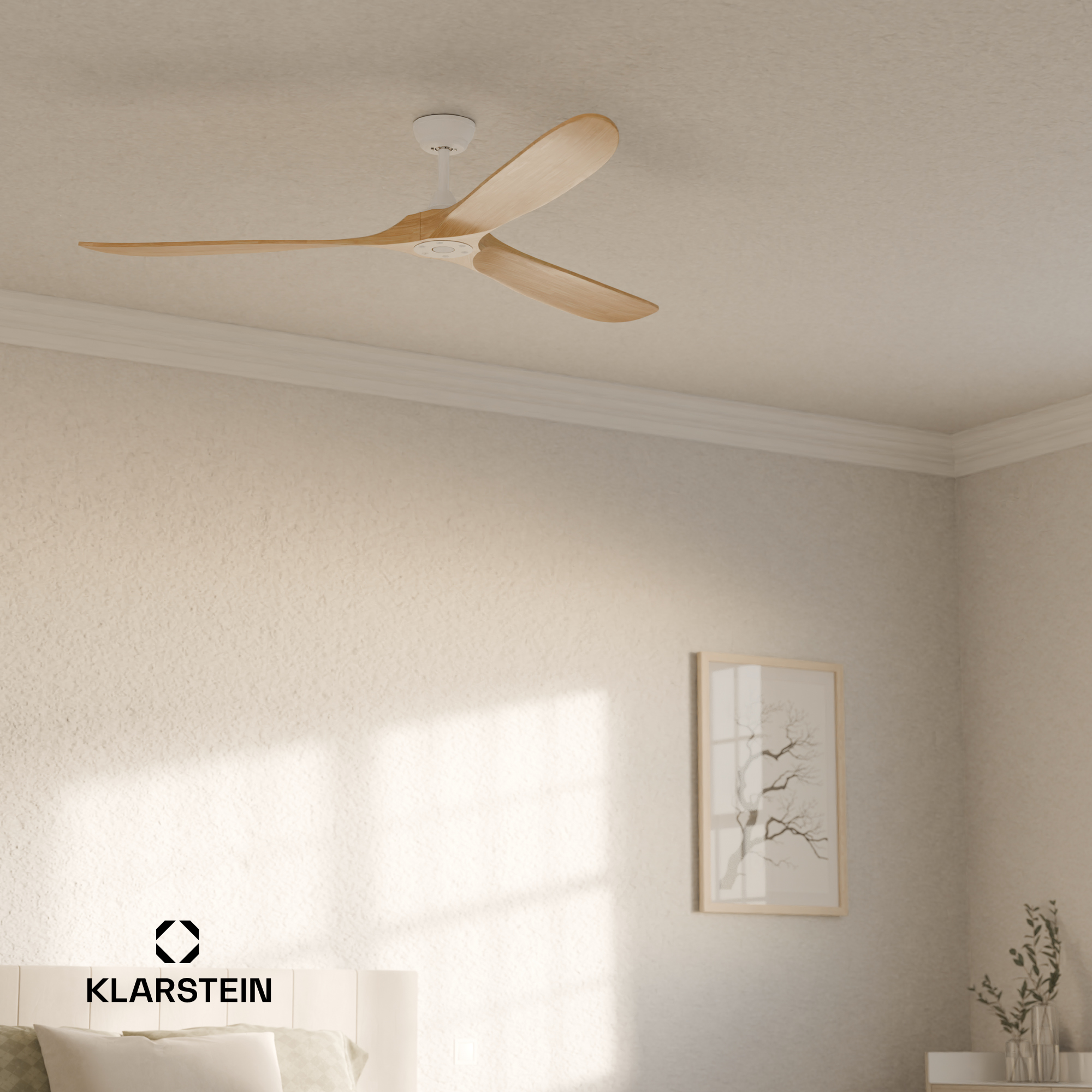 Ein Deckenventilator mit Holzflügeln hängt an einer weißen Decke. Ein gerahmtes Bild und eine Pflanze sind an der Wand.