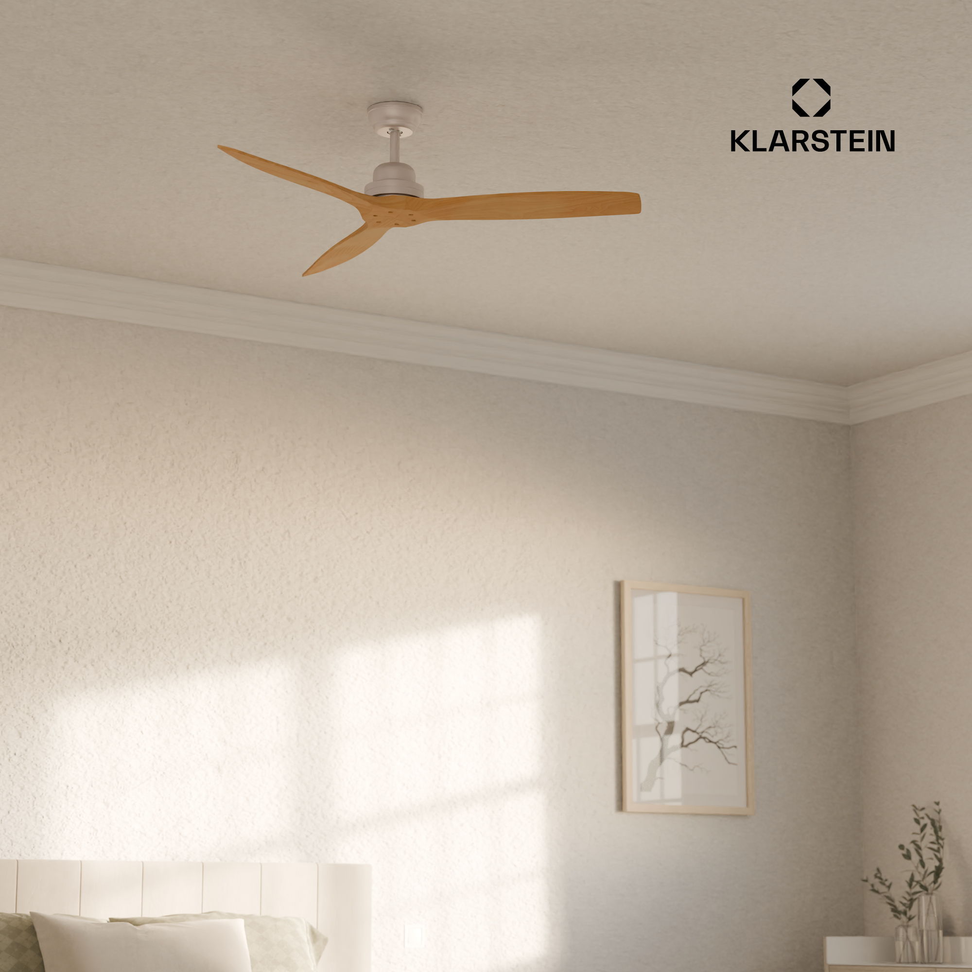 Deckenventilator mit Holzflügeln in einem Raum mit weißer Decke, strukturierten Wänden und einem gerahmten Kunstwerk.