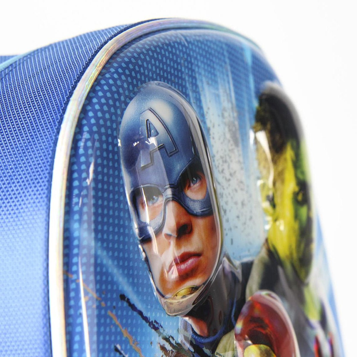 Primer plano de una mochila azul con imágenes de Capitán América y Hulk.