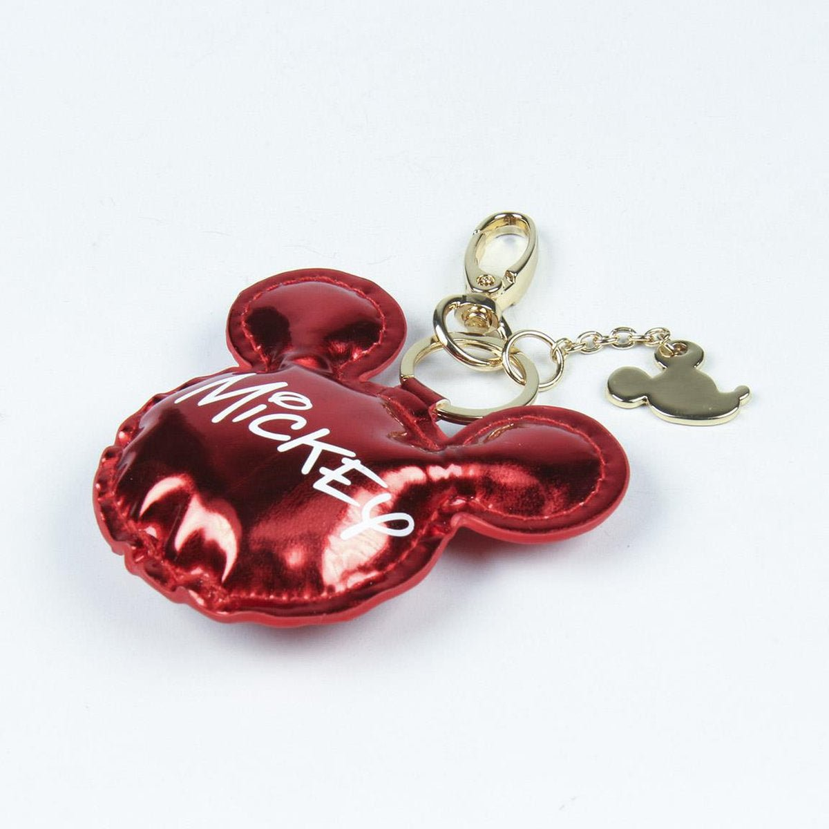 Llavero rojo de Mickey Mouse con la palabra 'Mickey'.