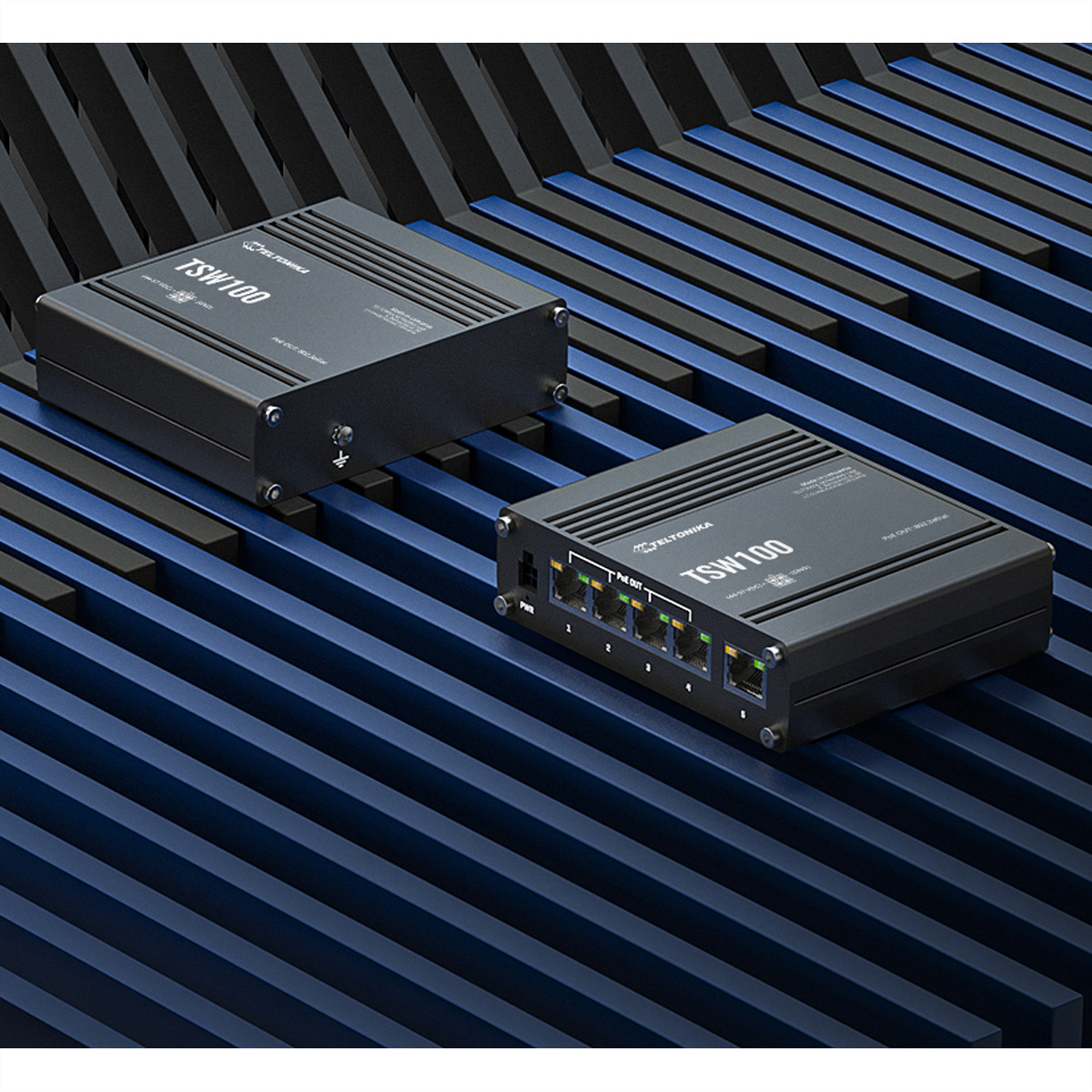 Dwa czarne urządzenia. Jeden oznaczony TSW100 z pięcioma portami. Paskowane tło. Ujęcie pod kątem.