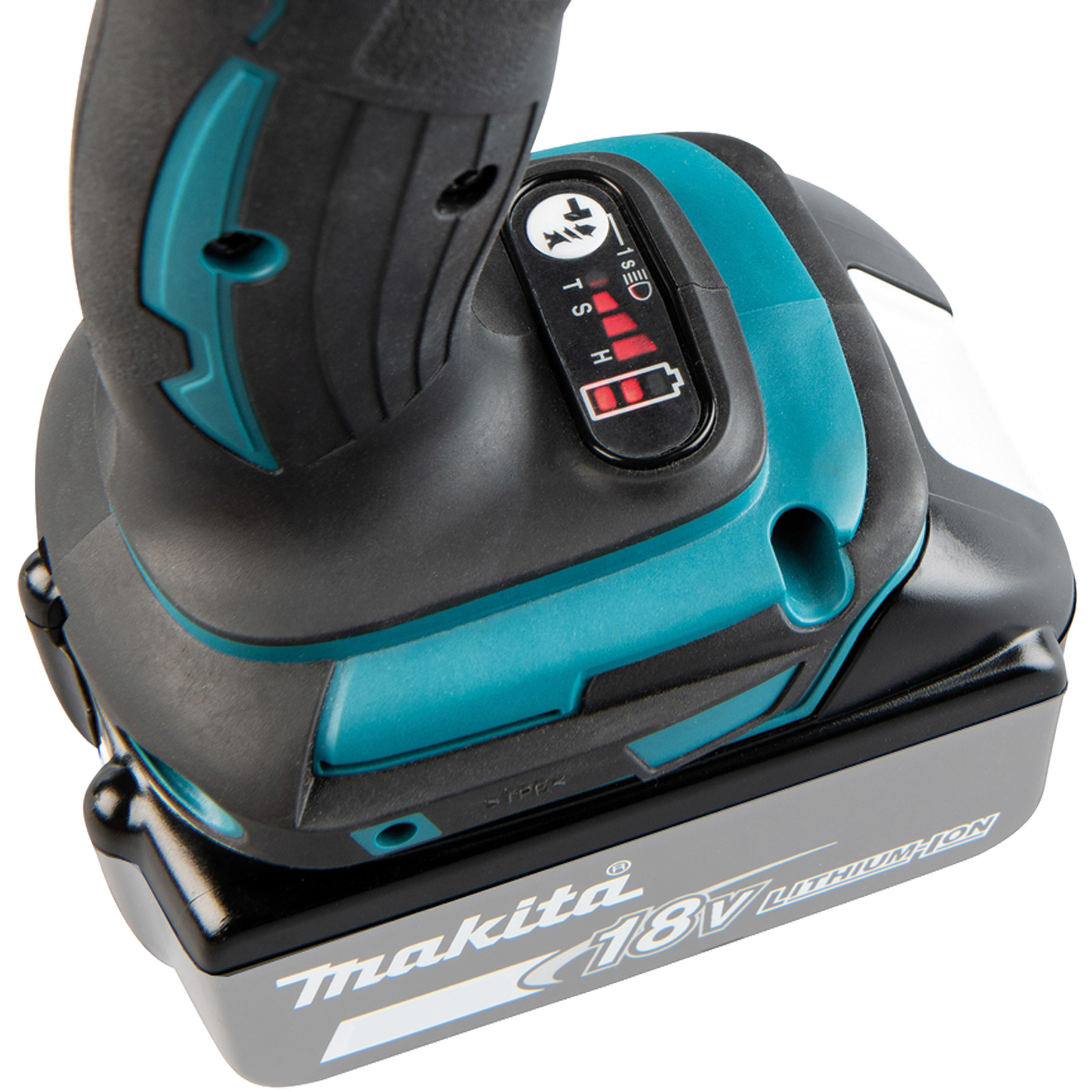 Primer plano de una batería Makita de 18 V de iones de litio conectada a una herramienta eléctrica negra y turquesa.