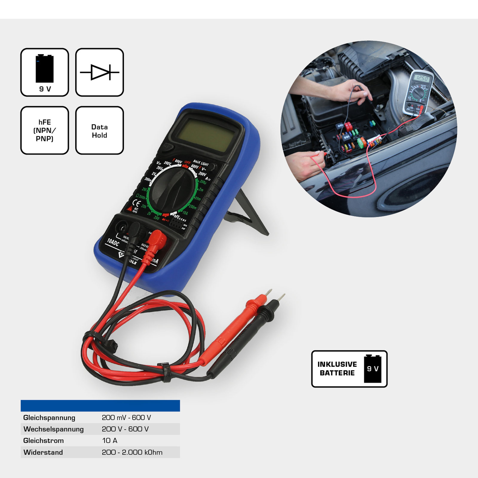 Un multimetro con sonde è posizionato accanto alla scatola dei fusibili aperta di un'auto. Il misuratore mostra numeri.