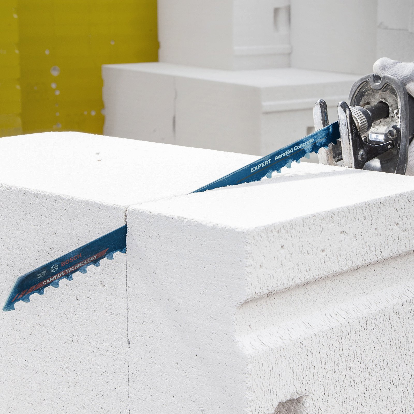 Ostrze piły włożone do białego bloku z betonu komórkowego. Ostrze jest oznaczone jako 'Aerated Concrete'.