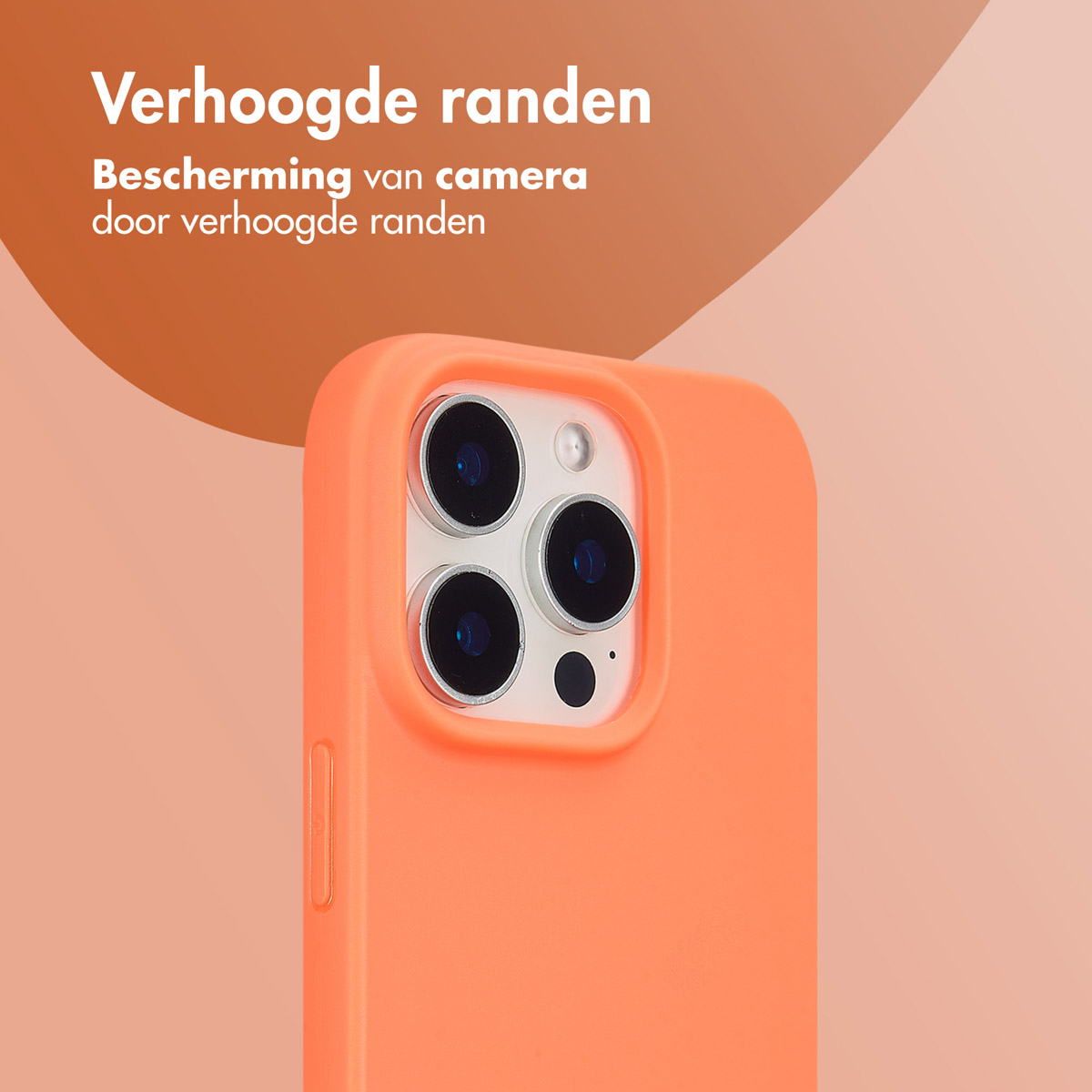 Gros plan d'une coque de téléphone orange. La coque a une découpe pour l'appareil photo. Le fond est pêche.