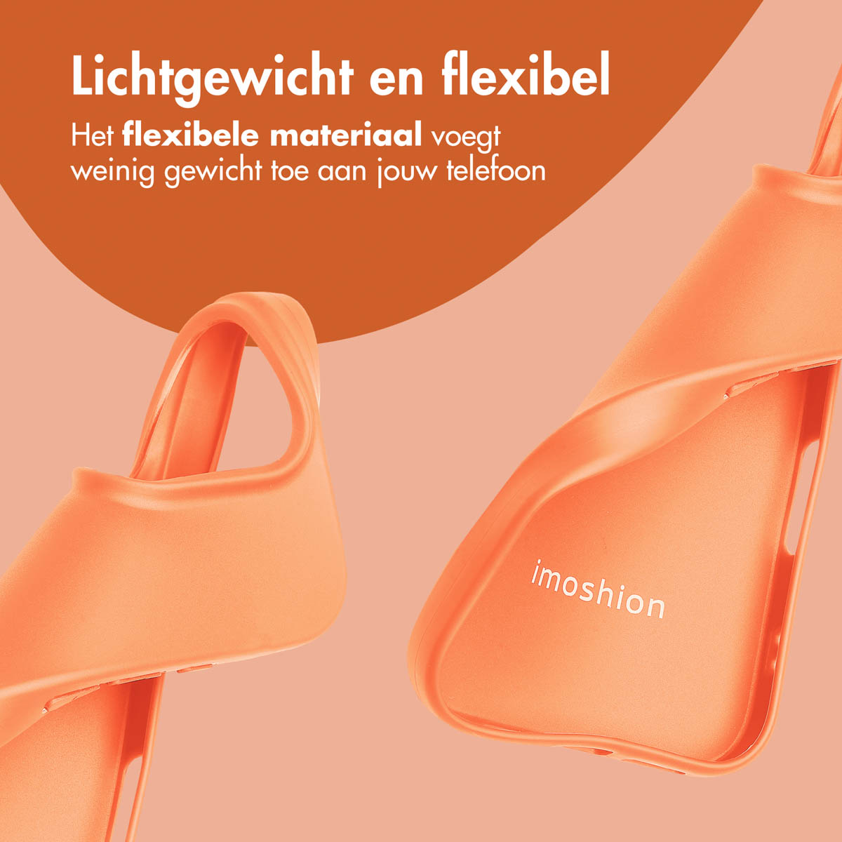 Pièces de coque de téléphone orange sur fond rose. La coque est flexible.