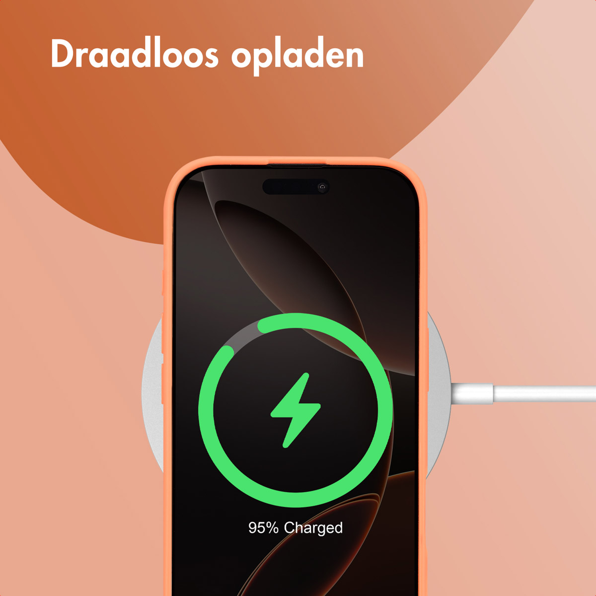 Telefon wird auf einem weißen Pad aufgeladen. Der Bildschirm zeigt 95% an.