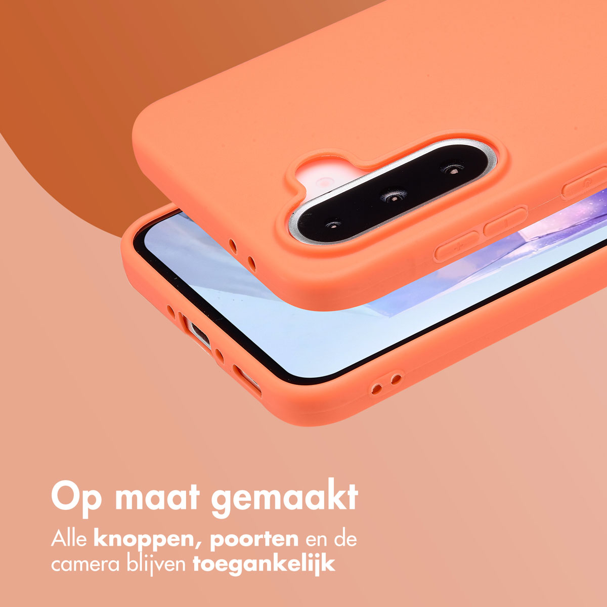 Oranje telefoonhoes. Telefoon zit er gedeeltelijk in. De hoes is op maat gemaakt. Knoppen, poorten en camera zijn toegankelijk.