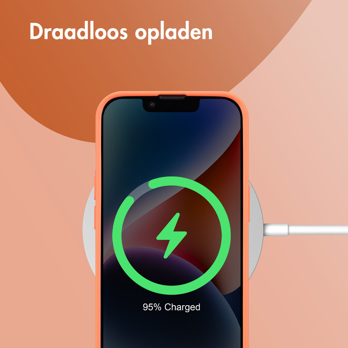 Een telefoon met een oranje hoes laadt draadloos op en toont 95% opgeladen. Het ligt op een witte oplader.