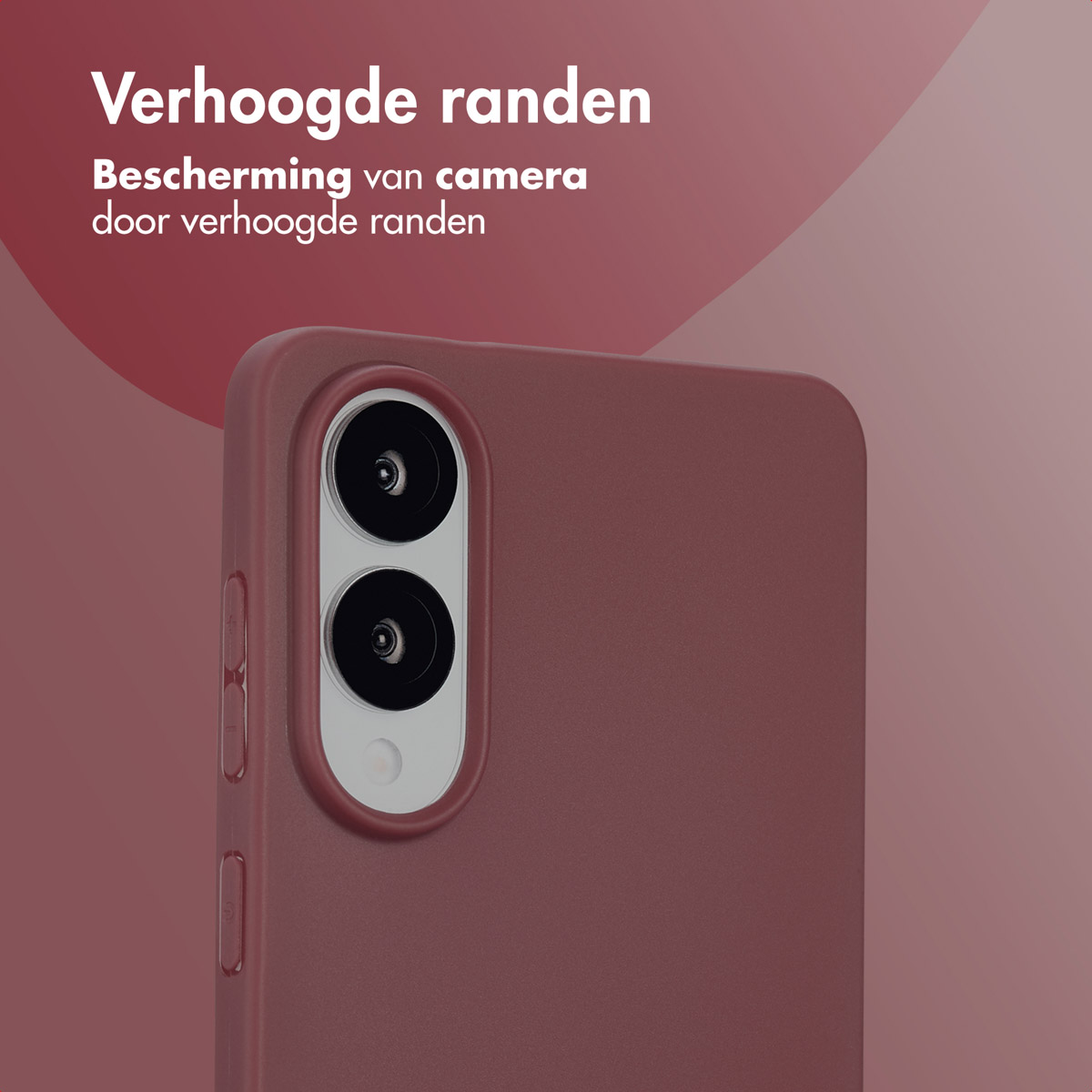 Een bordeauxrode telefoonhoes met opstaande randen. Twee camera-uitsparingen zichtbaar. Bordeauxrode verloopachtergrond.