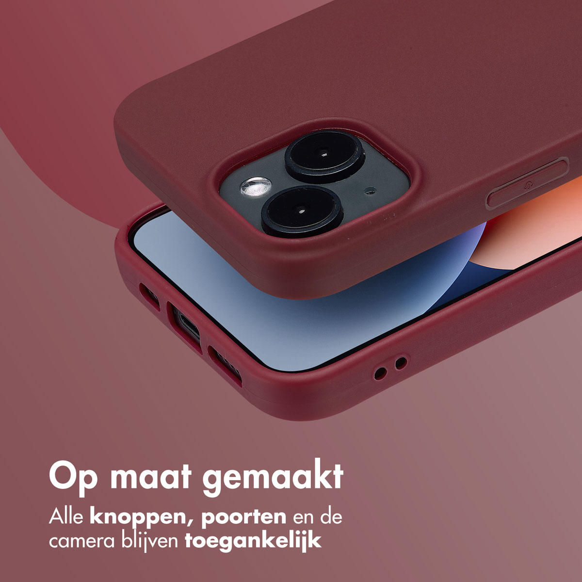 Een bordeauxrode telefoonhoes bedekt gedeeltelijk een telefoon. De hoes heeft uitsparingen voor de camera. De achtergrond is een verloop.