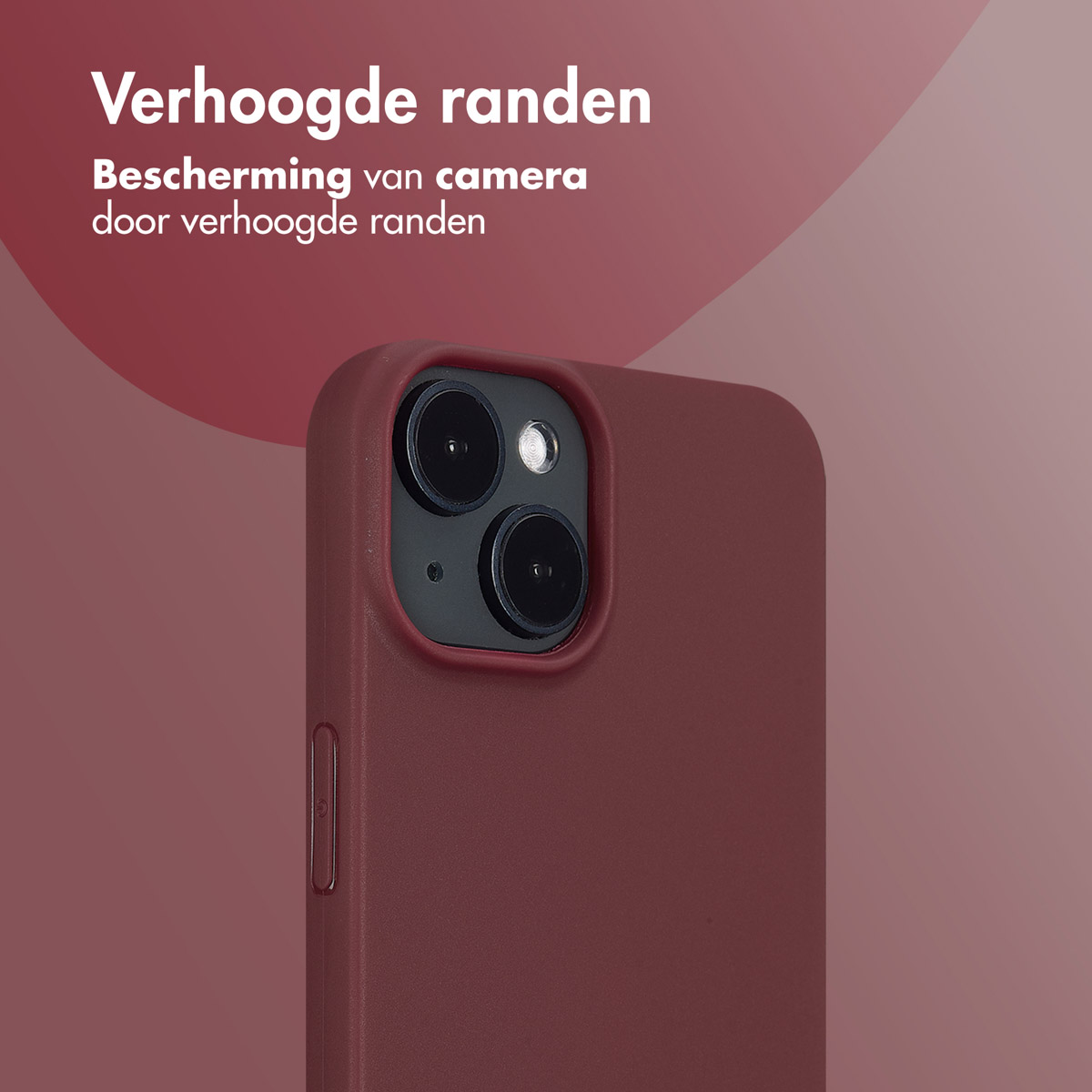 Een bordeauxrode telefoonhoes met opstaande randen. Twee camera-uitsparingen zichtbaar. Bordeauxrode achtergrond.
