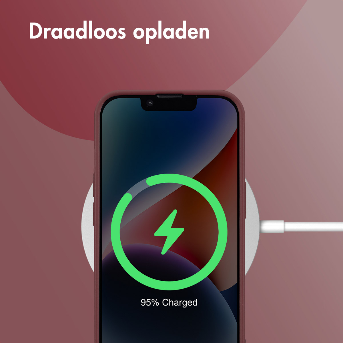 Een telefoon wordt draadloos opgeladen. Het scherm toont een groene bliksemschicht en 95% opgeladen. Bordeauxrode achtergrond.