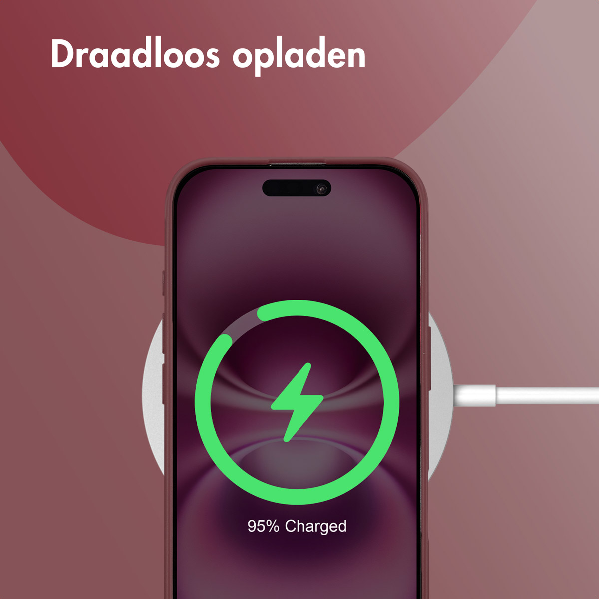 Un telefono in una custodia bordeaux si sta caricando in modalità wireless. Lo schermo dice '95% Caricato'.