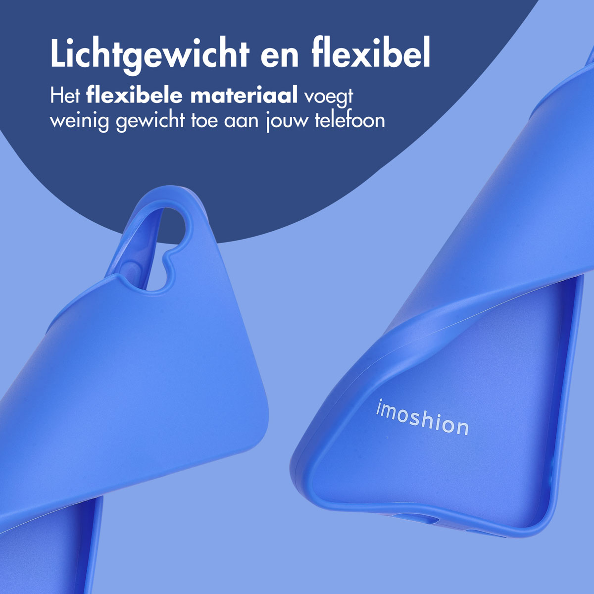 Blauwe telefoonhoesjes. Eén met een handvat. De andere met de merknaam. De achtergrond is blauw.