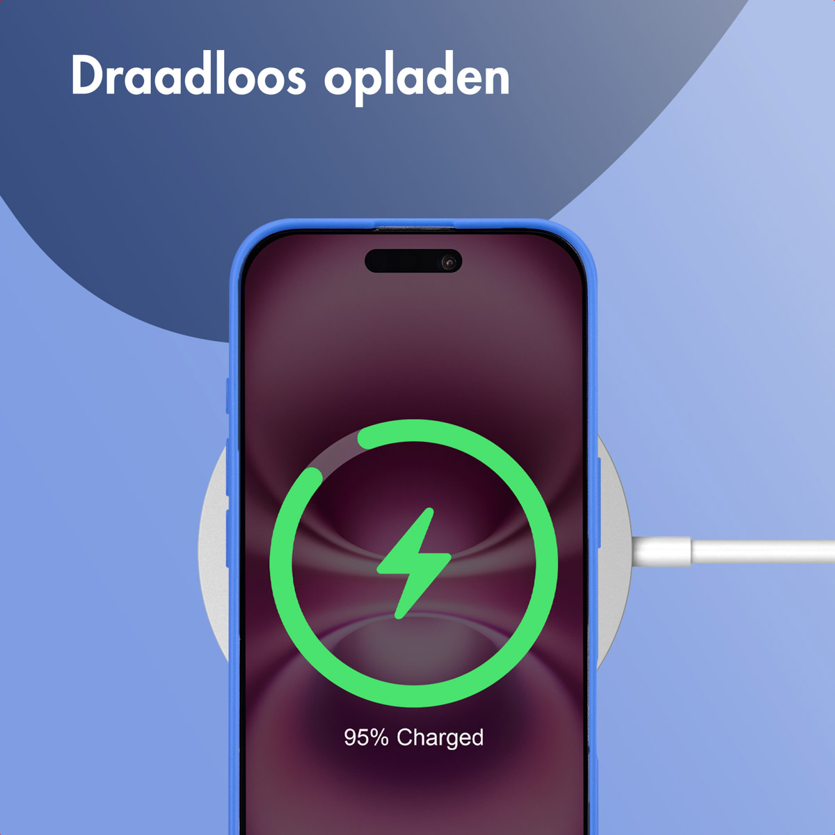 Een telefoon laadt draadloos op en toont 95% opgeladen met een groen bliksempictogram.