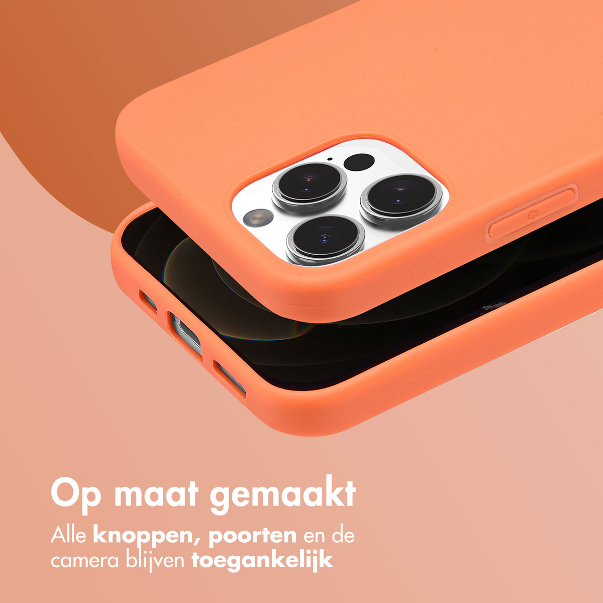 Oranje telefoonhoesje met een telefoon erin. Camera en knoppen zijn toegankelijk. Oranje achtergrond.