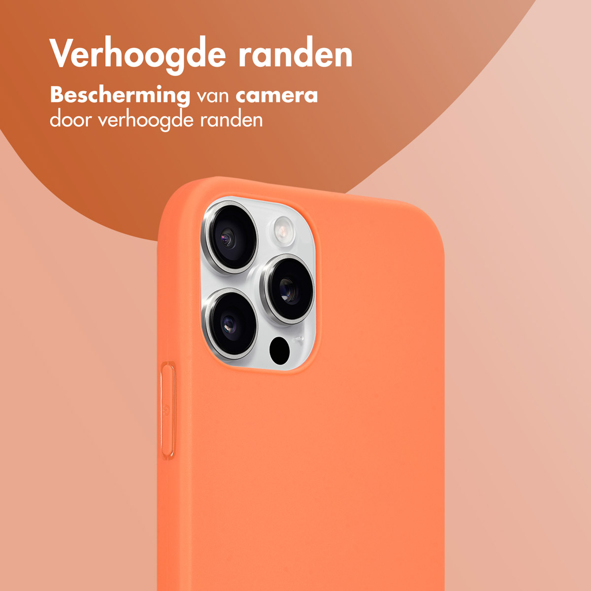 Close-up van een oranje telefoonhoes met camera-uitsparingen. Tekst: 'Verhoogde randen'.