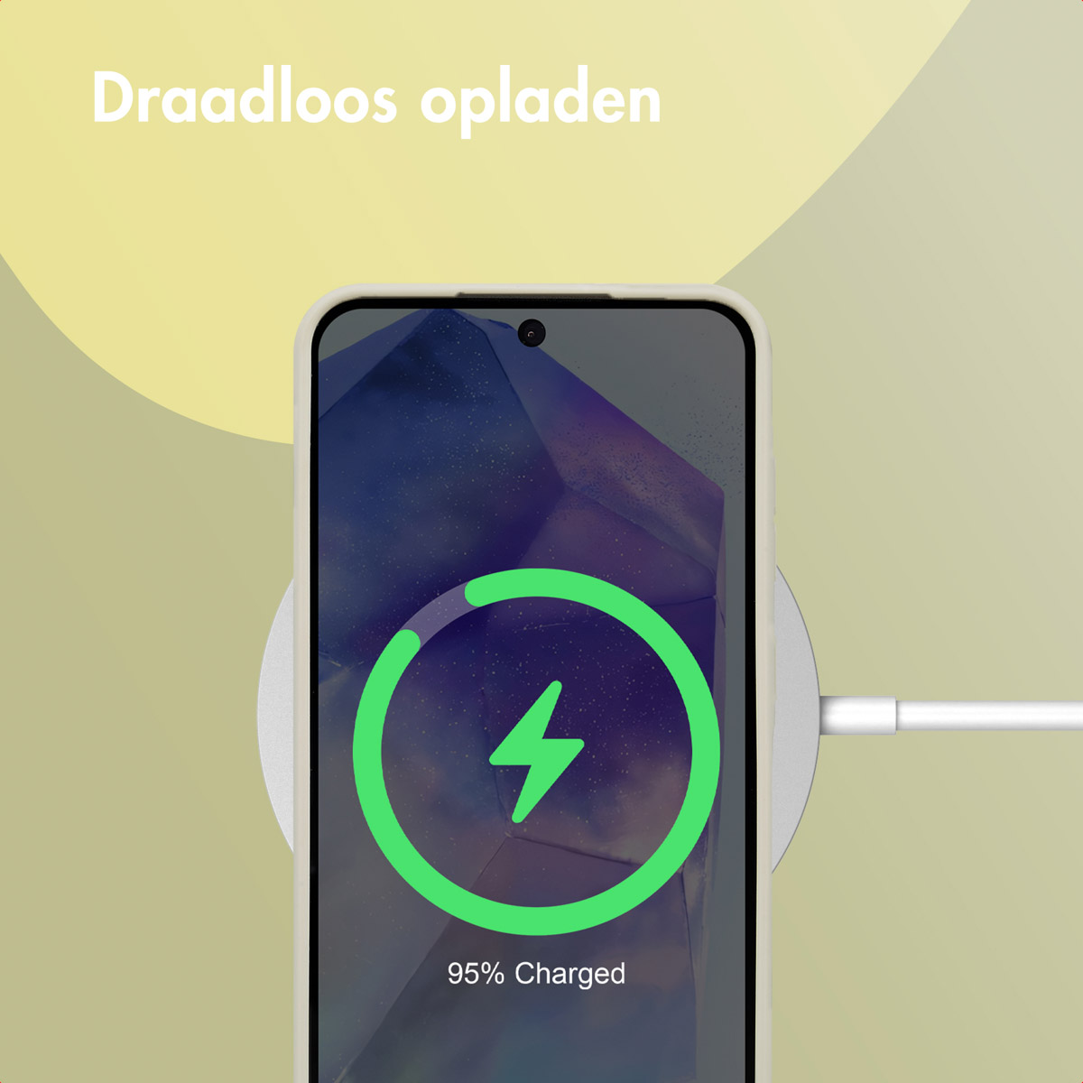 Telefoon draadloos opladen op een wit oplaadpad. De telefoon is wit, met groen oplaadicoon.