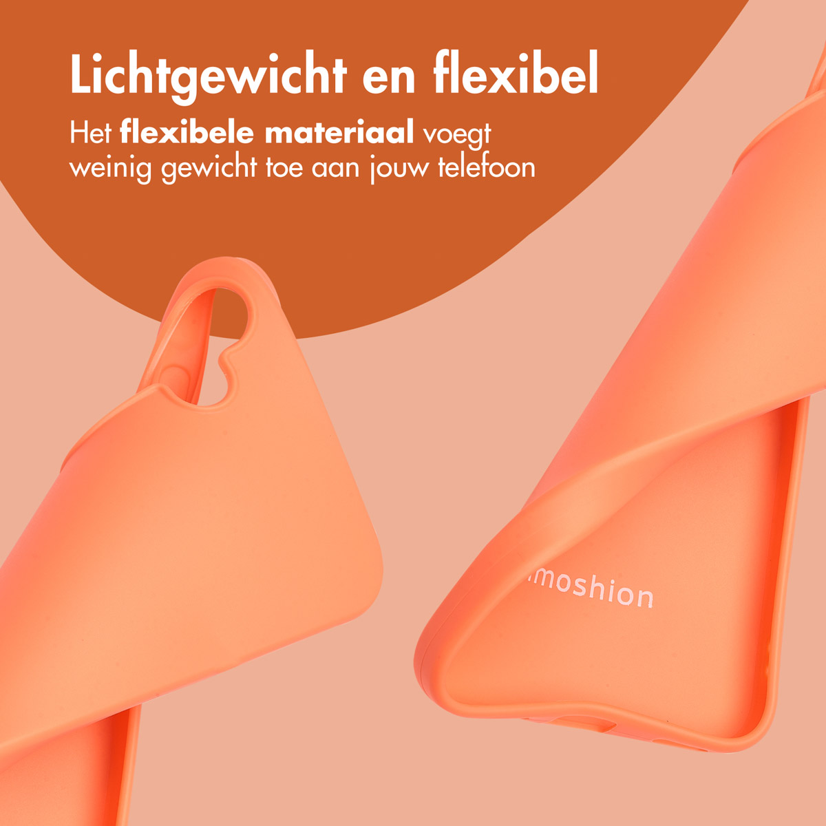 Zwei orangefarbene Handyhüllen, flexibel, mit dem Wort 'moshion' auf einer. Pfirsichfarbener Hintergrund.