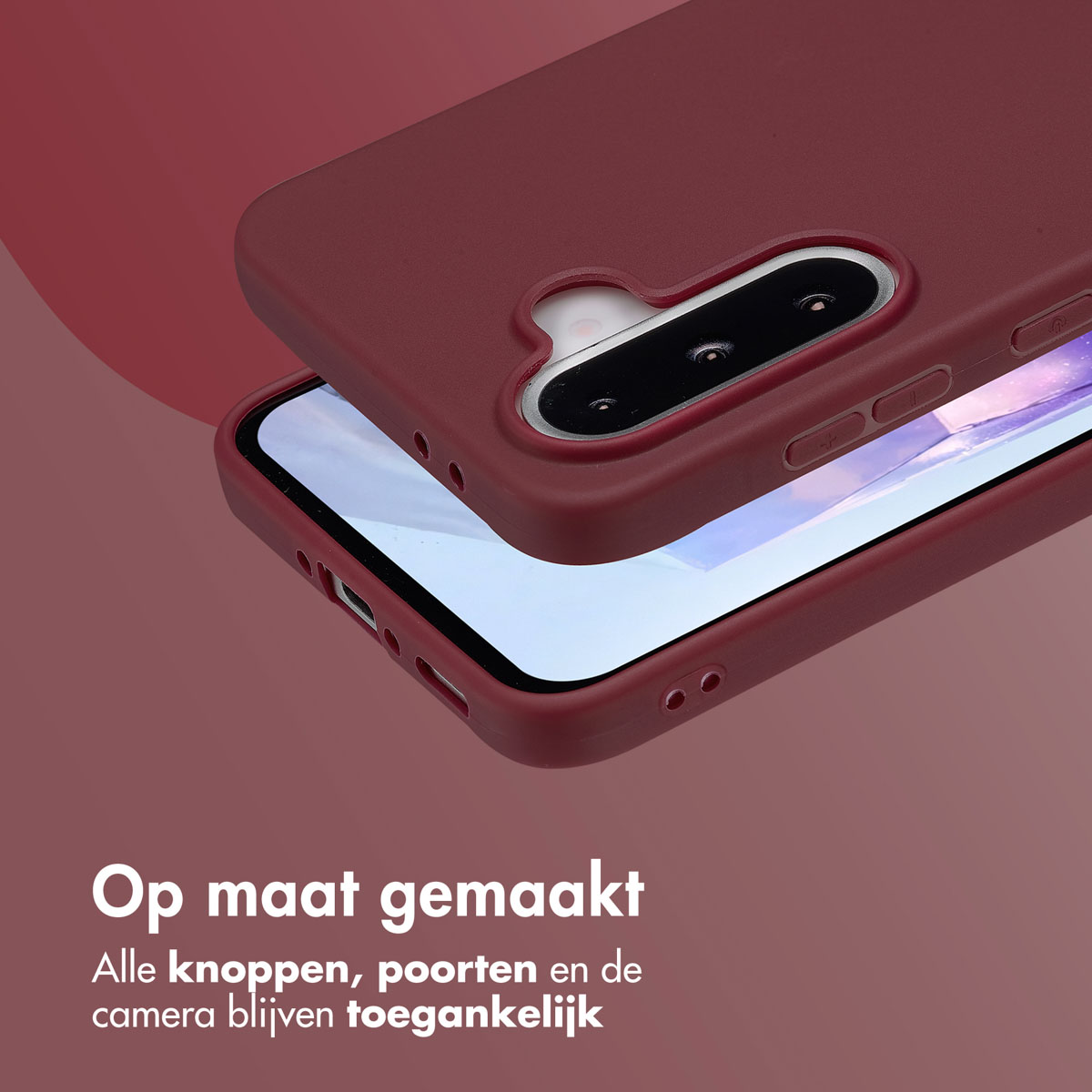 Twee telefoonhoesjes, bordeaux, met poorten en knoppen. Perzik achtergrond.