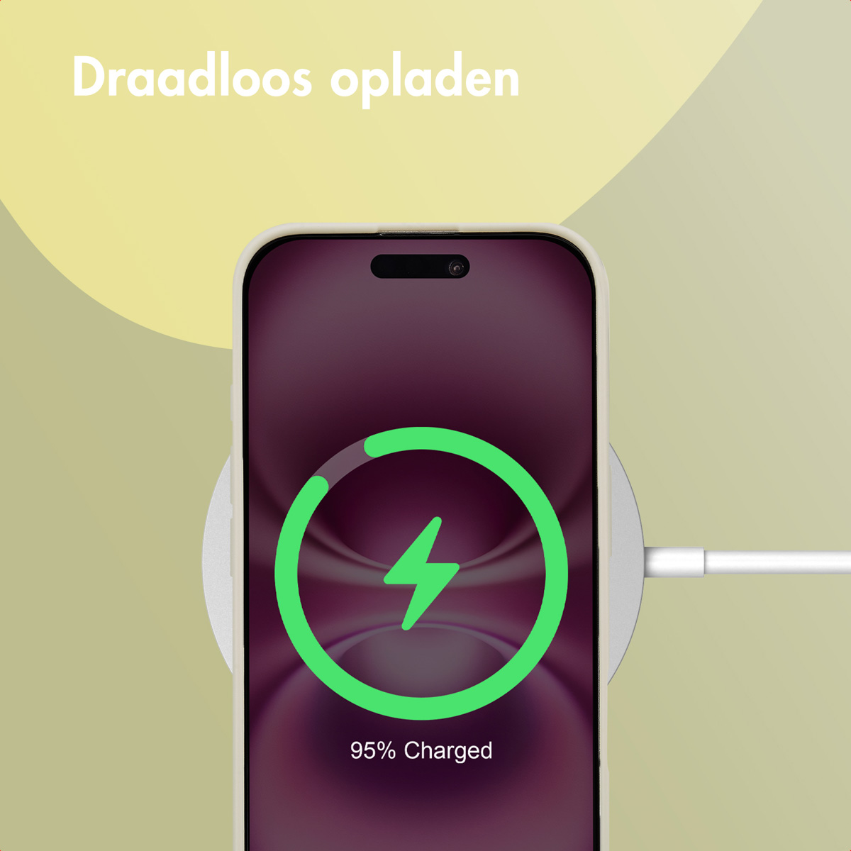 Un telefono si sta caricando in modalità wireless. Lo schermo mostra un simbolo di carica verde e '95% Charged'.
