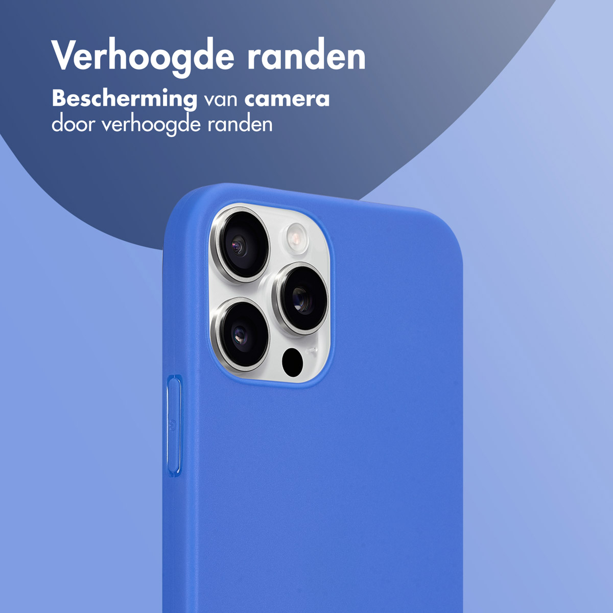 Close-up van een blauwe telefoonhoes die een telefoon bedekt. De cameralenzen en zijknoppen zijn zichtbaar.