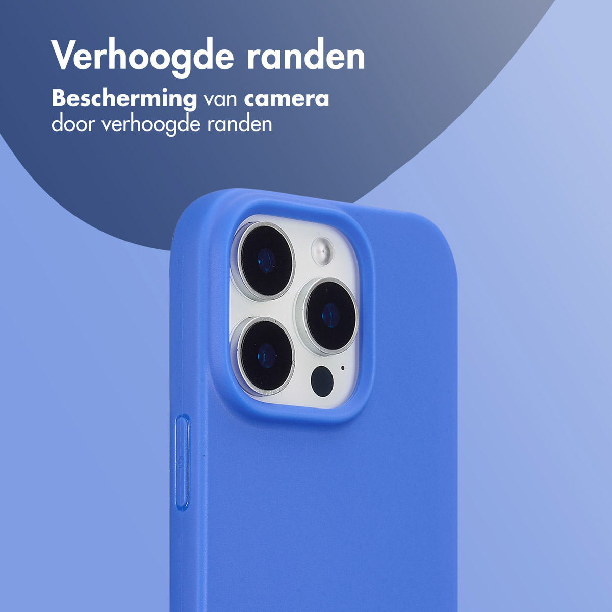 Un gros plan de l'étui de téléphone bleu montre des bords surélevés conçus pour protéger les objectifs de la caméra contre les rayures et les impacts.