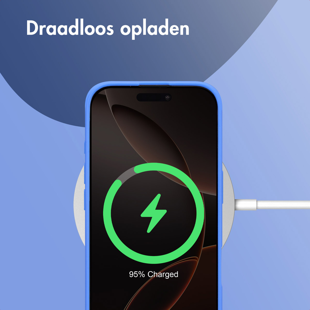 Un téléphone bleu se recharge sans fil, l'écran indique 95% de charge avec un symbole d'éclair vert.