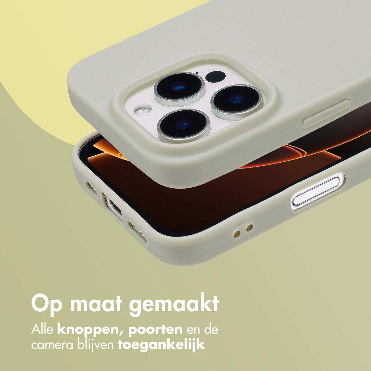 Gros plan d'une coque de téléphone, montrant les boutons, ports et caméra accessibles. La coque est beige.