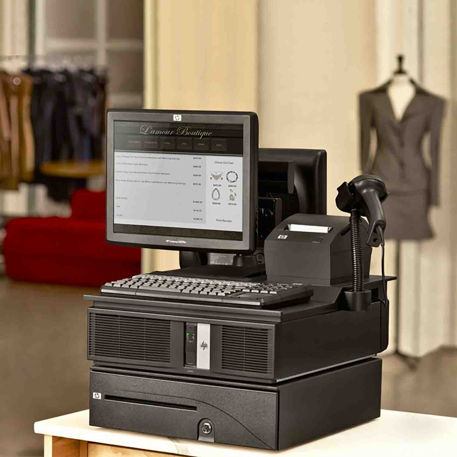 Un sistema de punto de venta en una tienda. Incluye un monitor, teclado, impresora, torre de computadora y un escáner de código de barras.