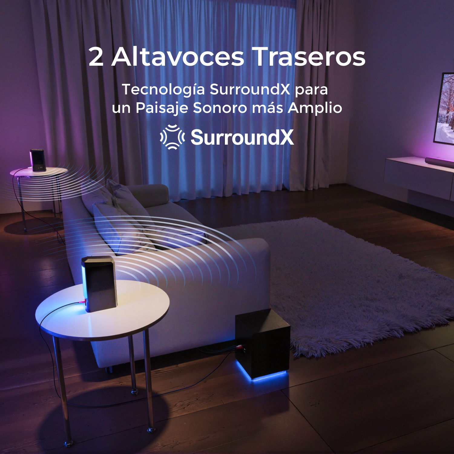 Una sala de estar con un sistema de sonido negro. Un sofá blanco y mesas auxiliares. El sistema tiene luces.