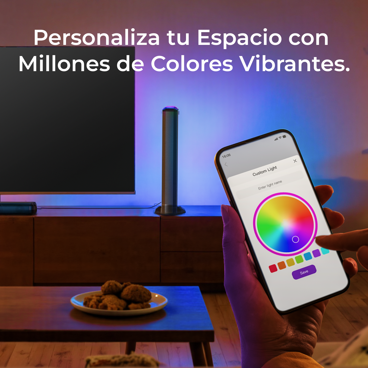Una persona usa un teléfono para cambiar el color de una barra de luz. El fondo es un salón con un televisor.