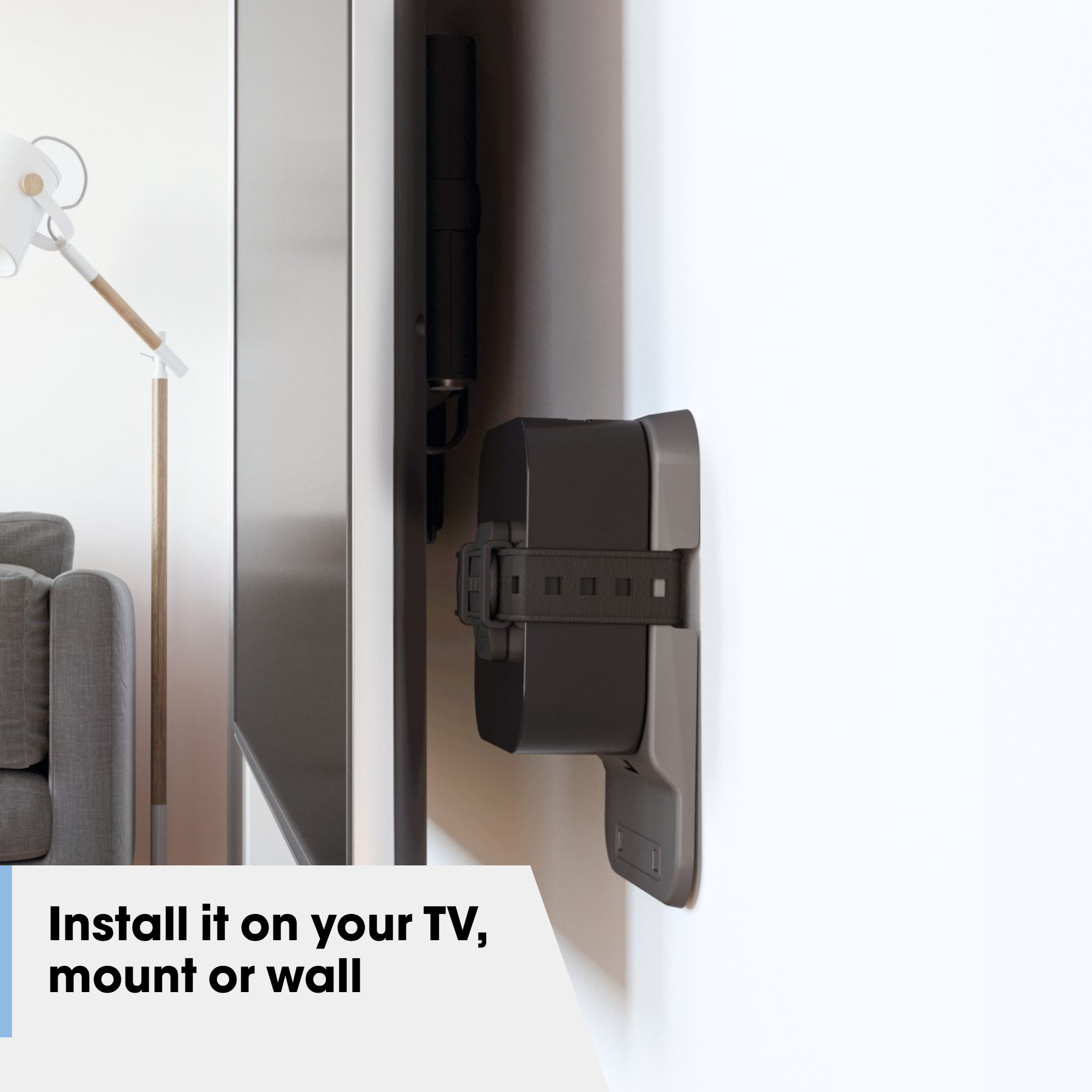 Eine Wandhalterung, die einen Fernseher hält. Die Halterung ist schwarz und an einer weißen Wand. Text: Installieren Sie es.