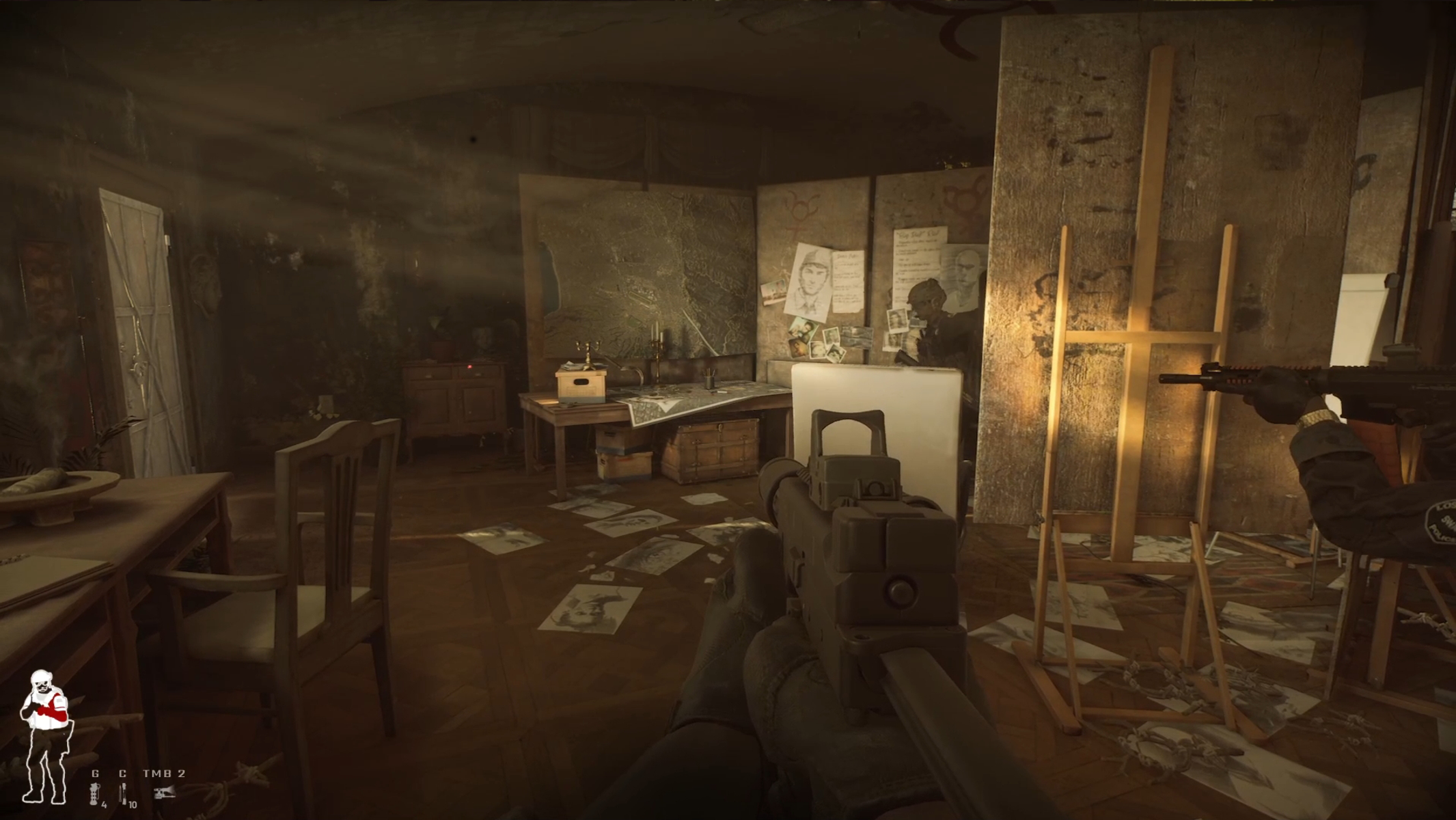 Scena we wnętrzu ze stołem i obrazem. Widoczne są dwie postacie, z bronią na pierwszym planie.
