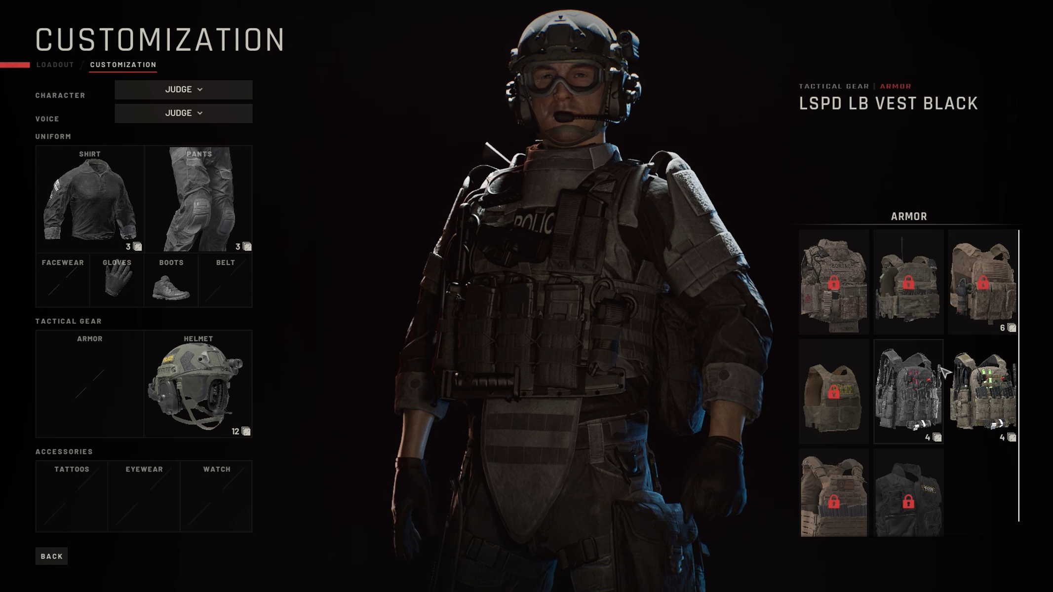 Funkcjonariusz policji w taktycznym wyposażeniu. Przygląda się menu personalizacji.