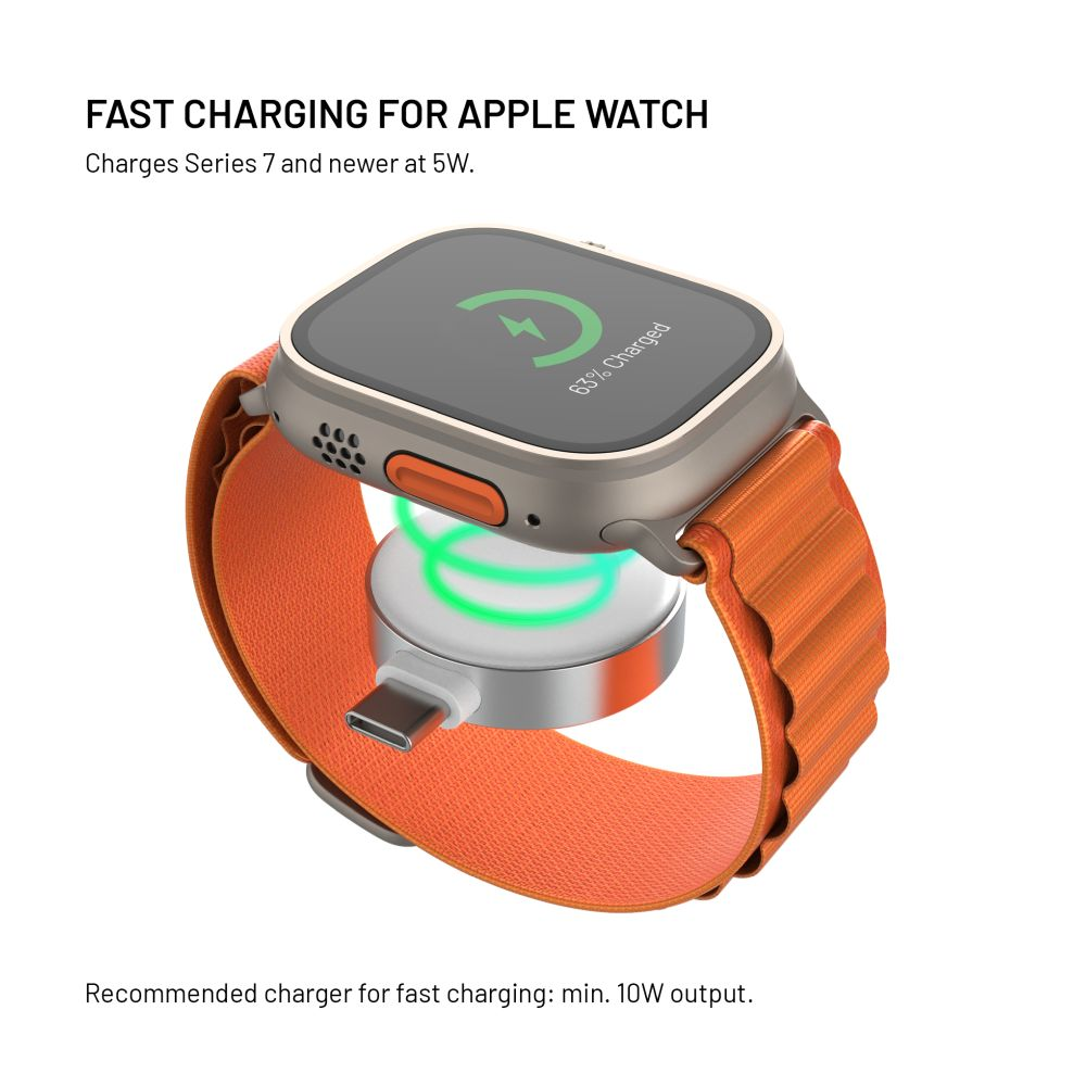 Apple Watch mit orangefarbenem Armband, das auf einem weißen Ladegerät lädt.