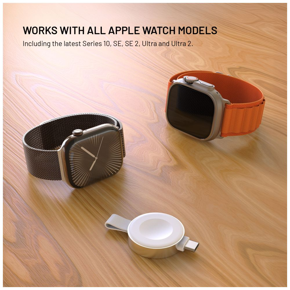 Apple Watches mit Armbändern und einer Ladestation auf Holzoberfläche.