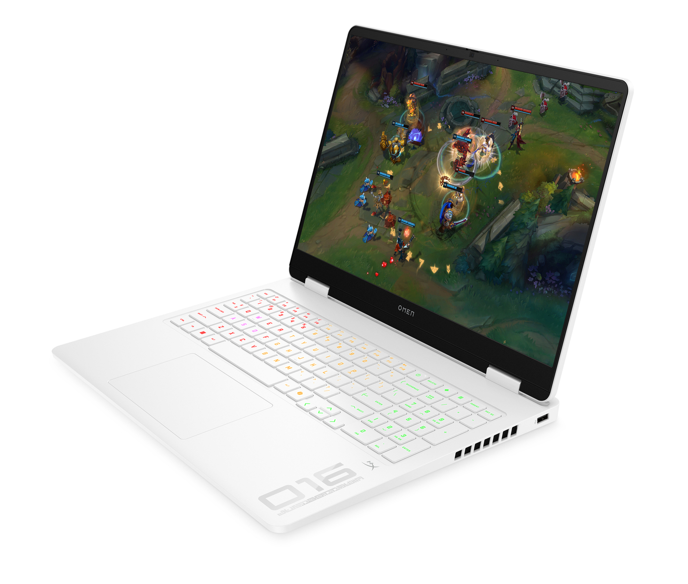Portátil blanco abierto con pantalla del juego League of Legends, teclado colorido, fondo blanco.